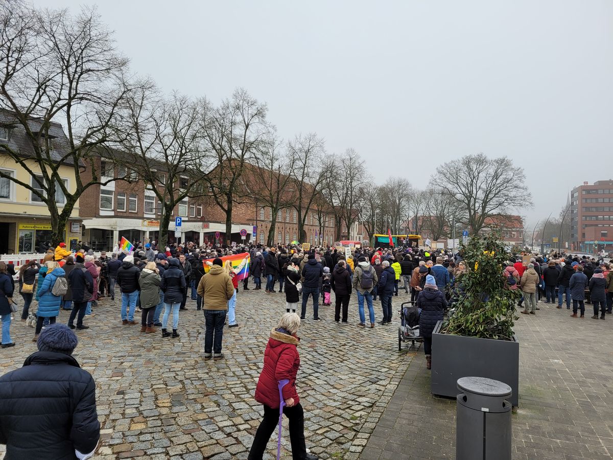 Laut für Demokratie Kundgebung in Bad Bramstedt gut besucht!